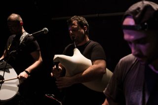 Οταν οι «Βάκχες» εκστασιάζονται με γκάιντα, καβάλ και ηλεκτρική κιθάρα