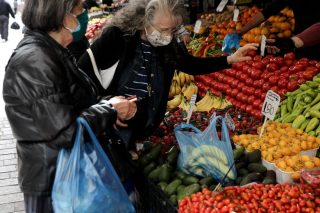 Καύσωνας και πυρκαγιές εκτοξεύουν τον πληθωρισμό