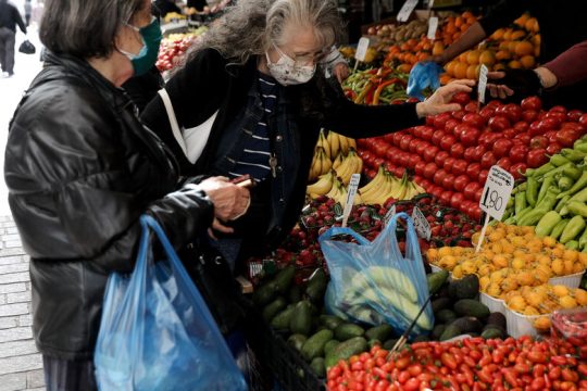 Καύσωνας και πυρκαγιές εκτοξεύουν τον πληθωρισμό
