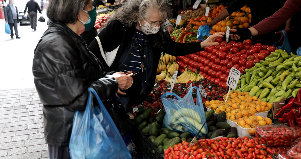 Καύσωνας και πυρκαγιές εκτοξεύουν τον πληθωρισμό