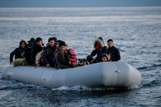 De Morgen: Η Ελλάδα επιβάλλει πρόστιμο σε πρόσφυγες επειδή δεν είχαν PCR τεστ