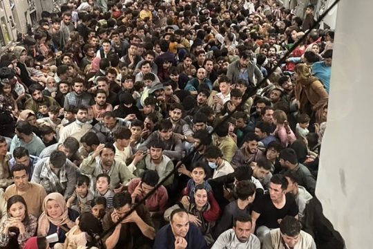 Στη σκληρή γραμμή αποτροπής των προσφύγων η κυβέρνηση
