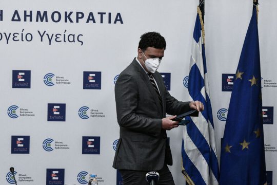 Τρέχουν να προλάβουν το φθινοπωρινό κύμα κορονοϊού