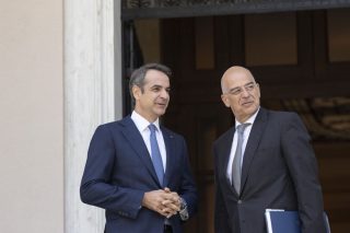 Διπλωματικές διεργασίες πάνω σε κινούμενη άμμο