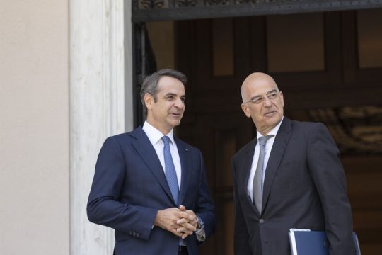 Διπλωματικές διεργασίες πάνω σε κινούμενη άμμο
