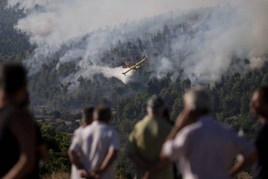 Meteo: Μέχρι τις δυτικές ακτές της Κρήτης έφτασε ο καπνός από τα Βίλια Αττικής