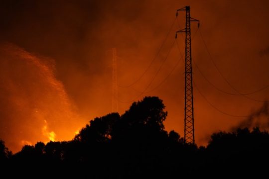 «Πράσινη μετάβαση» με… φωτιές