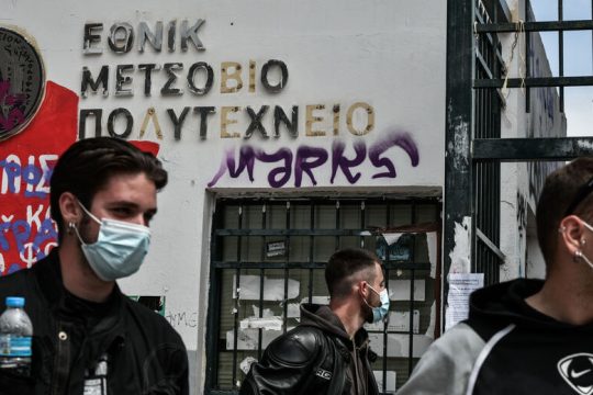 Απογείωση των βάσεων εισαγωγής και μαζικός αποκλεισμός