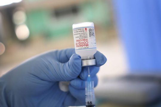 «Πλήγμα» 2,3 τρισ. δολαρίων από την καθυστέρηση στους εμβολιασμούς