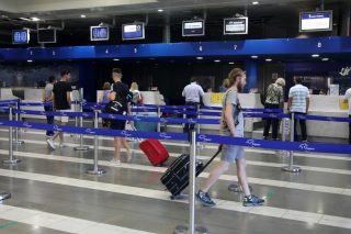Διπλό «χτύπημα» στον τουρισμό