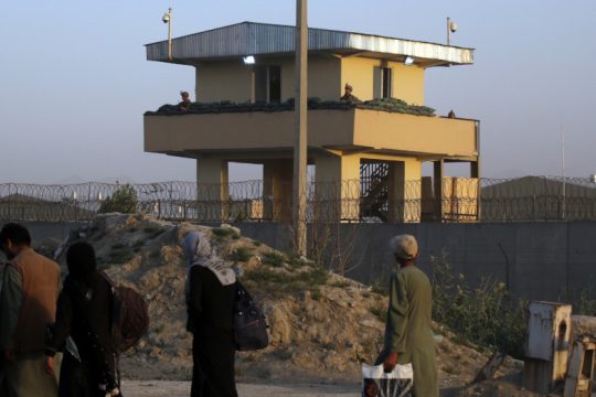 «Κόλαση» στο αεροδρόμιο της Καμπούλ εν μέσω φόβων για τρομοκρατική επίθεση