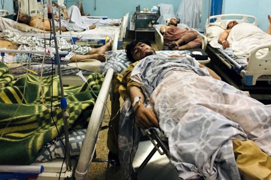 Αφγανιστάν: Εκατόμβη νεκρών, εκκενώσεις και απειλές για νέες επιθέσεις