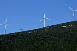 «Επιθετική απολογία» για τα αιολικά πάρκα