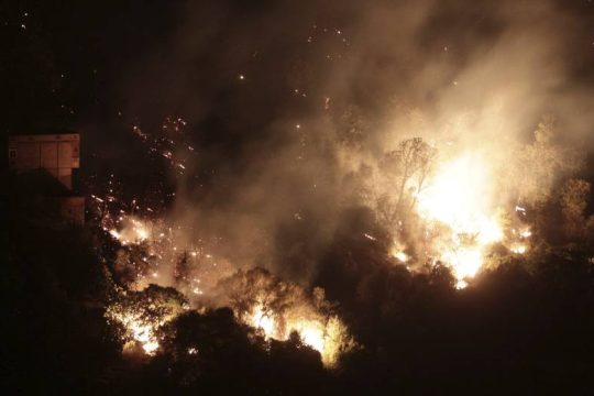 Αυξάνεται ο απολογισμός των νεκρών από τις πυρκαγιές που μαίνονται στην Αλγερία