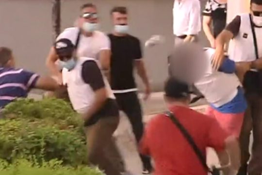 Ένταση στην Ευελπίδων: Πήγαν να λιντσάρουν τον γυναικοκτόνο της Δάφνης