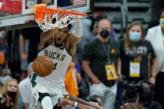 Με Γιάννη τα καλύτερα καρφώματα στο NBA