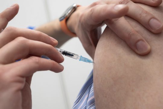 6 στους 10 Ευρωπαίους είναι πλέον πλήρως εμβολιασμένοι