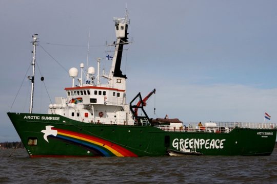 To «Arctic Sunrise» της Greenpeace αναζητεί φάλαινες-φυσητήρες στη νότια Κρήτη