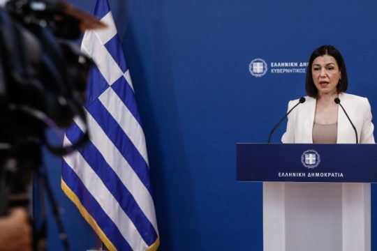 Εμφάνιση Αριστοτελίας Πελώνη για να… κουνήσει το δάχτυλο
