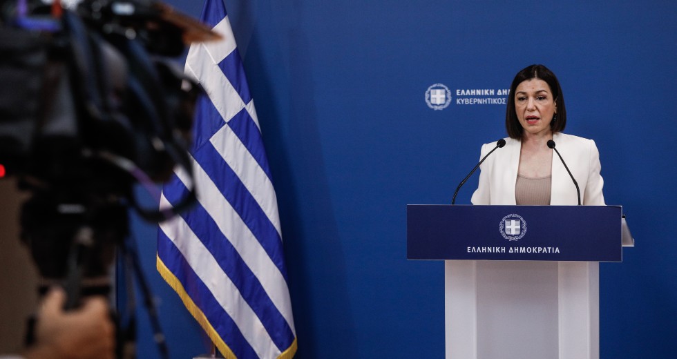 Εμφάνιση Αριστοτελίας Πελώνη για να… κουνήσει το δάχτυλο