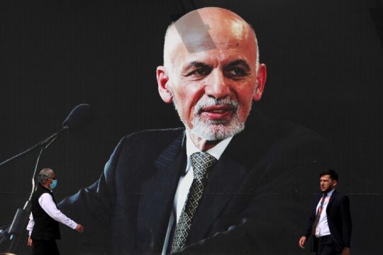 Καταγγέλλεται για υπεξαίρεση ο πρώην πρόεδρος του Αφγανιστάν, που διέφυγε στα ΗΑΕ