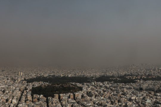 Η Ελλάδα σε «ασφυξία»: Χαμηλή ποιότητα αέρα εξαιτίας των πυρκαγιών