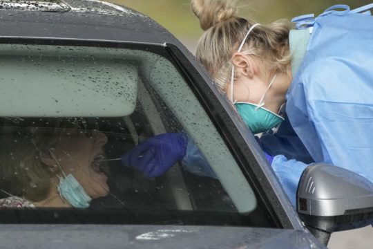 Στήνουν σκηνές έξω από τα νοσοκομεία του Σίδνεϊ, εν μέσω ρεκόρ κρουσμάτων