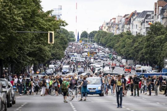 Επεισόδια στο Βερολίνο στη διάρκεια -απαγορευμένης- διαδήλωσης κατά των μέτρων