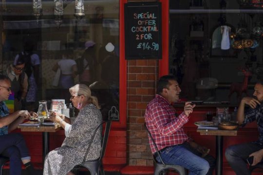 Βρετανία: Ανάπτυξη, αλλά βραδύτεροι ρυθμοί από την προ-πανδημική περίοδο