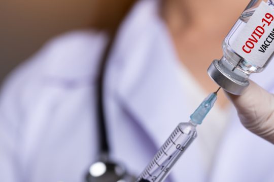 Μικρότερος ο κίνδυνος θρόμβωσης μετά τον εμβολιασμό απ’ ό,τι αν νοσήσουμε