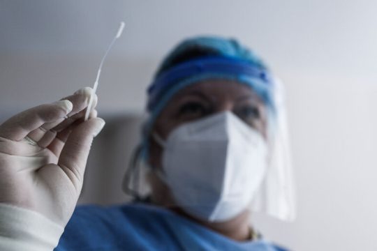 Δύο rapid ή μοριακά τεστ την εβδομάδα και από την τσέπη τους…