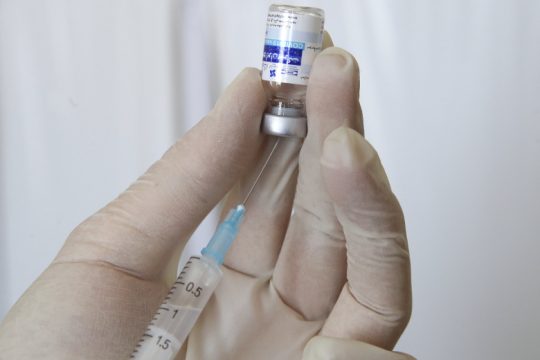 Η τρίτη δόση στη Δύση στερεί τα εμβόλια από τις φτωχότερες χώρες