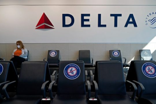 Η αεροπορική Delta «χρεώνει»  τους ανεμβολίαστους εργαζομένους της με 200 δολ./μήνα