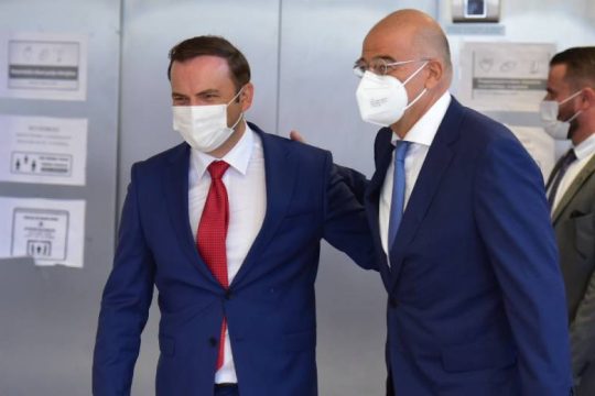 Μπαράζ επαφών Δένδια στα Σκόπια