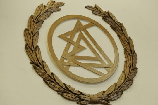 Στο Πειθαρχικό του ΔΣΑ δικηγόρος που έγραφε: «Κάνω προσευχή να καούν Εκάλη και Καστρί»