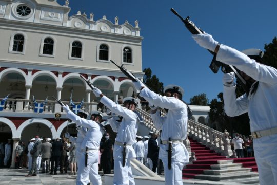 «Κυνήγι» σε εστίαση και υγειονομικούς, υποκρισία για εκκλησίες και ενστόλους