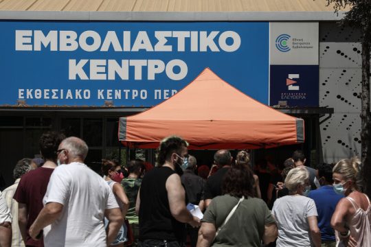 Φουσκώνει το 4ο κύμα, σε πτώση ο εμβολιασμός