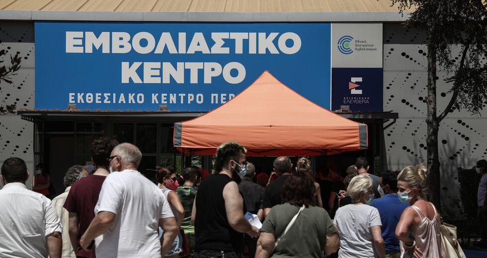 Φουσκώνει το 4ο κύμα, σε πτώση ο εμβολιασμός