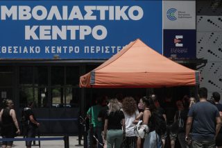 Αυξάνονται κρούσματα, εισαγωγές και διασωληνώσεις