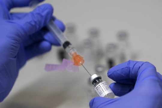 Νομικό εμπόδιο για τη χορήγηση ενισχυτικών δόσεων στην Ε.Ε.