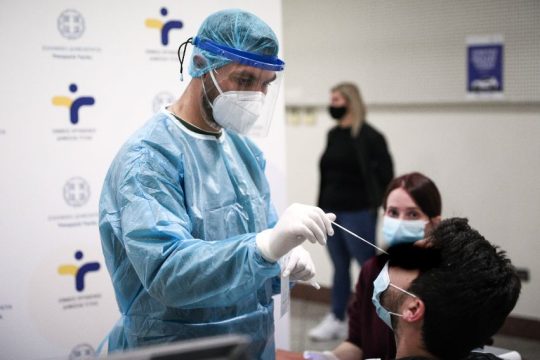 Υψηλός ο δείκτης θετικότητας σε τουριστικά μέρη – Ξέφυγαν Νάξος και Πάρος