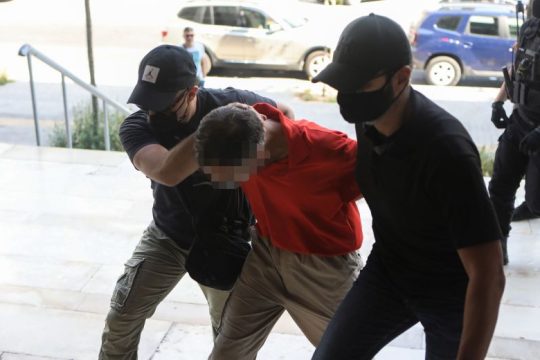 Με εννέα κατηγορίες στην ανακρίτρια το φερόμενο μέλος της «Επαναστατικής Αυτοάμυνας»
