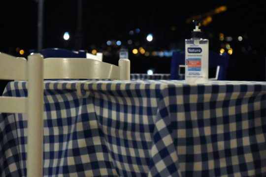 Εργαζόμενοι στην εστίαση αντιδρούν στα κυβερνητικά μέτρα