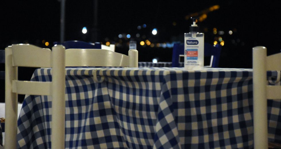Εργαζόμενοι στην εστίαση αντιδρούν στα κυβερνητικά μέτρα