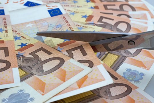 Σωτήριο «κούρεμα» χρεών για άνεργη μητέρα δύο παιδιών