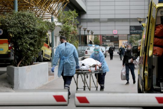 Ασφυκτική η πίεση στις ΜΕΘ του «Ευαγγελισμού», ανάγκη να ανοίξουν κλίνες