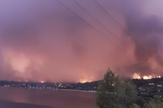 Συγκλονίζουν οι εικόνες από τους απεγκλωβισμούς στις παραλίες της Εύβοιας [Βίντεο]