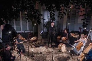 Το τραγούδι σαν άλλη πνοή από τη Δύση στην Ανατολή