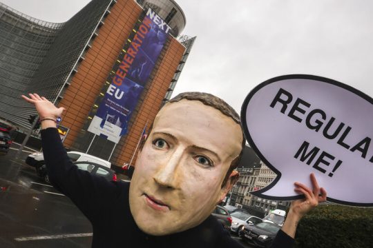 Σε κλοιό η Facebook για το μονοπώλιο στη διαφήμιση