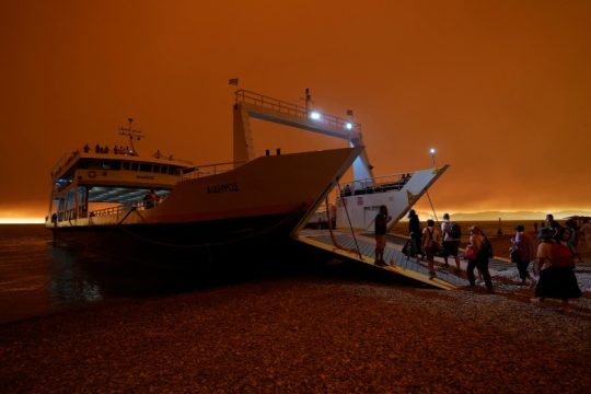 Πευκί Ευβοίας: Εν αναμονή απομάκρυνσης με το φέρι για Αιδηψό